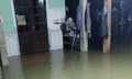 Mưa lớn, nước tràn vào nhà dân trong đêm