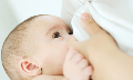 Sữa mẹ truyền vi khuẩn đường ruột có lợi cho em bé