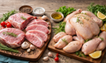 Nên bổ sung protein từ thịt gà hay thịt lợn?