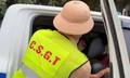 CSGT dùng xe chuyên dụng đưa người bị nạn đi cấp cứu kịp thời