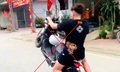 Trình diễn 'bốc đầu' xe máy điện giữa phố, nam thanh niên bị tạm giữ phương tiện