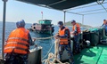 Tàu hải quân cứu hộ tàu cá bị hỏng máy trôi dạt trên biển
