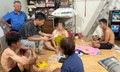 Đột kích phòng trọ, bắt quả tang người phụ nữ U60 cùng 3 người đang đánh bạc