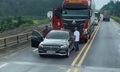 Xác minh vụ ô tô Mercedes dừng giữa cao tốc, chặn xe đầu kéo để 'lời qua tiếng lại'