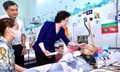Phó Thủ tướng Phạm Thị Thanh Trà xúc động khi đến thăm các bệnh nhi tại giường bệnh