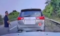 Không được nhường đường, nam tài xế chặn đầu xe ô tô giữa cao tốc 