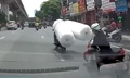 Thót tim xe máy chở hàng cồng kềnh khiến người phụ nữ ngã vào gầm ô tô