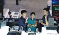 Du khách hào hứng trải nghiệm công nghệ số của ngành công an tại TP Hồ Chí Minh