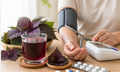 Người đang dùng thuốc huyết áp có nên uống nước lá tía tô?