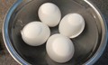 Có nên ngâm trứng vào nước lạnh sau khi luộc?