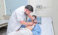 Mẹ nghĩ con 'ngực lõm' do gầy, đến tuổi dậy thì mới phát hiện con bị dị tật chèn ép tim, phổi