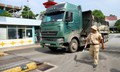 Lách đường nhỏ, chọn giờ vắng, xe chở quá tải vẫn không thoát CSGT