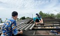 Lữ đoàn 175 giúp người dân Cà Mau dựng lại mái nhà sau giông lốc