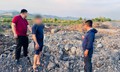 Bắt quả tang đối tượng đổ trộm chất thải, phát hiện hàng trăm tấn chôn lấp trái phép