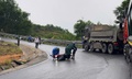 Dầu nổi sau mưa, xe máy liên tiếp trượt ngã trên đèo Tà Lương
