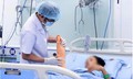 Máy dập ngói cuốn đứt gần lìa cẳng tay người phụ nữ