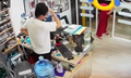 Câu hỏi 'khó đỡ' của nữ khách khiến chủ shop điện thoại 'đứng hình'