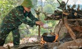Giữa rừng sâu, người bác sĩ vừa chữa bệnh vừa lo từng bữa cơm cho đội tìm kiếm hài cốt liệt sĩ