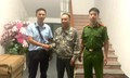 Bất ngờ nhận hơn 200 triệu từ người lạ, con trai nhờ bố đẻ báo công an
