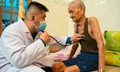 Bác sĩ tuyến cuối xuống cơ sở khám sức khỏe cho người dân TPHCM