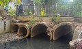 Sống cạnh kênh nước bốc mùi, người dân phải đeo khẩu trang khi ngủ