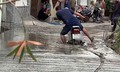 Bất chấp cảnh báo, người đàn ông lái xe máy cày nát đường bê tông mới đổ