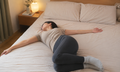 7 động tác yoga nhẹ nhàng có thể tập trên giường giúp dễ ngủ
