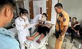 CSGT Hà Nội mở đường dưới mưa lớn đưa người đàn ông bị rắn hổ mang cắn đi cấp cứu