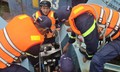 Cận cảnh giải cứu sà lan mắc kẹt dưới cầu đường sắt giữa dòng nước lũ