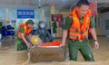 Nước lũ vây bệnh viện, công an dùng thuyền hỗ trợ người bệnh