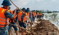Những người lính Không quân lội bùn gia cố đê Vàng