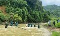 Dựng cầu tạm giữa vùng sạt lở, 172 học sinh trở lại trường an toàn