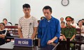 'Ngứa mắt' nhóm người đi xe ngược chiều, hai kẻ hung hãn cầm vỏ chai bia ném thẳng vào mặt