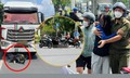 Xót xa vợ khóc ngất tại hiện trường chồng bị xe tải tông tử vong ở TPHCM