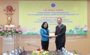 Bộ trưởng Đ&#224;o Hồng Lan trao Kỷ niệm chương &#39;V&#236; sức khoẻ nh&#226;n d&#226;n&#39; cho chuy&#234;n gia cố vấn ch&#237;nh s&#225;ch y tế của JICA