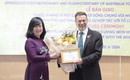 Bộ trưởng Đ&#224;o Hồng Lan trao tặng Kỷ niệm chương V&#236; Sức khoẻ nh&#226;n d&#226;n cho Đại sứ &#218;c tại Việt Nam