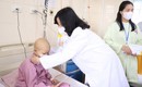 Bộ trưởng Đ&#224;o Hồng Lan thăm, tặng qu&#224; bệnh nh&#226;n tại Bệnh viện K nh&#226;n dịp Quốc tế Thiếu nhi