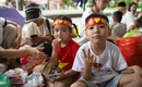 Người d&#226;n kh&#244;ng ngại mưa gi&#243; đi xem sơ duyệt v&#224; h&#224;nh động ấm l&#242;ng của c&#225;c chiến sĩ