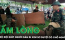 Ấm l&#242;ng h&#236;nh ảnh bộ đội mang chiếu, phản gi&#250;p người d&#226;n c&#243; chỗ ngồi nghỉ để xem sơ duyệt A80