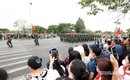 Người d&#226;n ho&#224; nhịp c&#249;ng bước ch&#226;n người chiến sĩ diễu binh