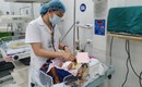 Chữa bệnh bằng kim khâu và đốt đèn, trẻ 33 ngày tuổi lờ đờ, thiếu máu nặng