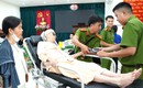 Xúc động hình ảnh công an, nhân viên y tế TP Huế lấy mẫu ADN thân nhân liệt sĩ, thắp hy vọng "trả lại tên" cho các anh hùng