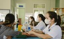 Bác sĩ khám tình nguyện cho dân đảo