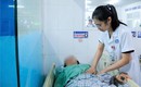 Ong đốt vào ngón tay, người phụ nữ sưng phù mặt