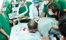 Chồng, con nghẹn ngào hôn tiễn biệt nữ nhân viên y tế trước khi hiến tạng