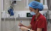 Bộ trưởng Bộ Y tế tặng Bằng khen nữ điều dưỡng A9 cấp cứu bệnh nh&#226;n trong qu&#225;n ăn ở Đ&#224; Nẵng