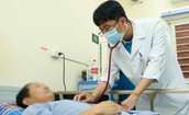 Nam thanh ni&#234;n đang chơi cầu l&#244;ng bỗng bị đột quỵ