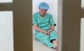 H&#236;nh ảnh b&#225;c sĩ ngồi bệt, chợp mắt trong chương tr&#236;nh phẫu thuật cho bệnh nh&#226;n ngh&#232;o g&#226;y x&#250;c động mạnh
