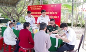 B&#225;c sĩ qu&#226;n y kh&#225;m bệnh, cấp thuốc miễn ph&#237; cho hơn 300 gia đ&#236;nh ở Kh&#225;nh H&#242;a