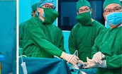B&#225;c sĩ lu&#226;n phi&#234;n từ TPHCM phẫu thuật cứu học sinh bị thủng dạ d&#224;y tại C&#244;n Đảo